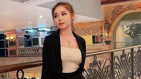 Gaya Vanessa Khong Ngemal Bikin Salfok, Seksi Pakai Tanktop Pamer Tas Mahal