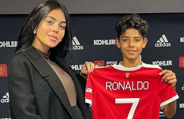 Curi Perhatian, Aksi Anak Cristiano Ronaldo Tiru Selebrasi sang Ayah saat Cetak Gol untuk Manchester United U-12 Curi Perhatian, Aksi Anak Cristiano Ronaldo Tiru Selebrasi sang Ayah saat Cetak Gol untuk Manchester United U-12