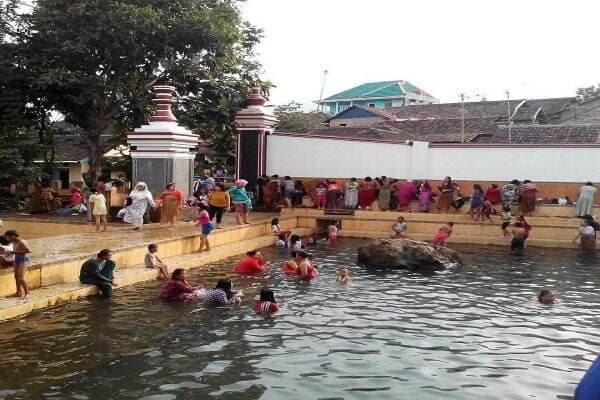 Cari Berkah di Wisata Batu Quran, Diyakini Sebagai Air Zamzam