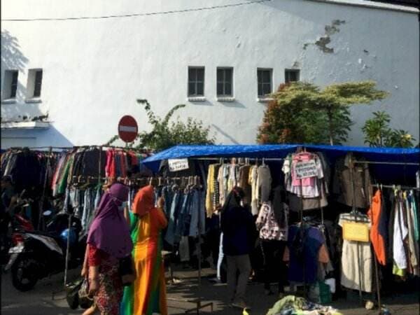 Pasar Pagi Tugu Pahlawan, Surganya Pecinta Thrifting di Surabaya Pasar Pagi Tugu Pahlawan, Surganya Pecinta Thrifting di Surabaya