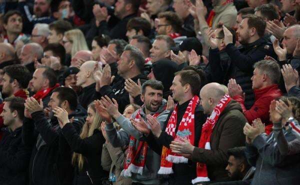 Merinding! Suporter Liverpool dan Man United Beri Dukungan untuk Ronaldo Merinding! Suporter Liverpool dan Man United Beri Dukungan untuk Ronaldo