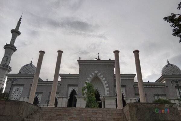 Masjid Raya Makassar Megah, Al-Quran Raksasa Sambut Jemaah