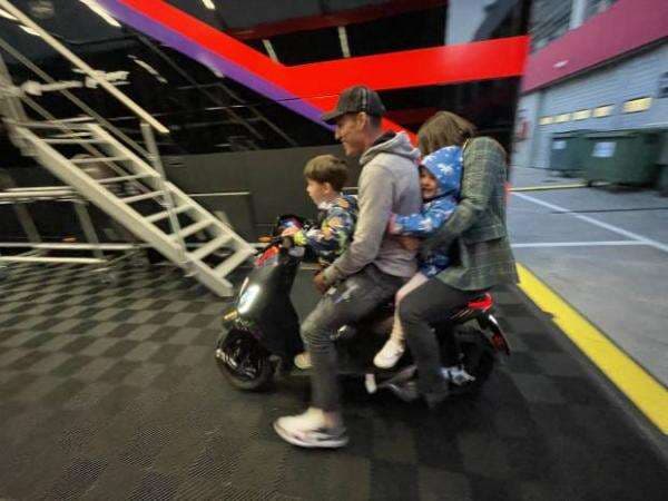 Pembalap MotoGP Aleix Espargaro Boncengan Berempat, Warganet: Indonesian Style! Pembalap MotoGP Aleix Espargaro Boncengan Berempat, Warganet: Indonesian Style!