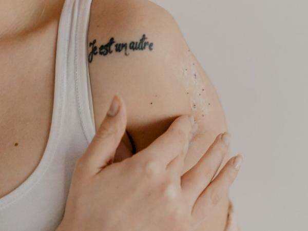 5 Rekomendasi Lulur Pemutih Badan, Mencerahkan Secara Perlahan! 5 Rekomendasi Lulur Pemutih Badan, Mencerahkan Secara Perlahan!