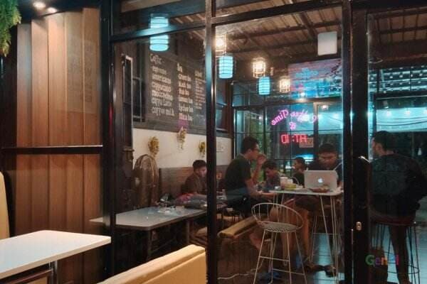 Cafe AT:10, Tempat Nongkrong Asyik Bareng Teman, Menunya Murah