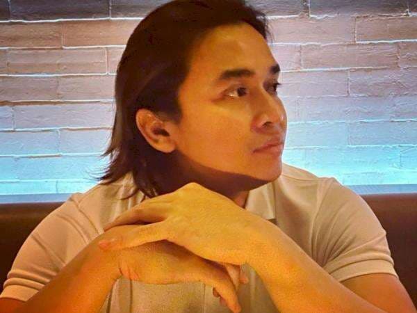 Keseruan Billy Syahputra Bagi-bagi THR di Hari Lebaran, Netizen Salfok ke Sosok Ini Keseruan Billy Syahputra Bagi-bagi THR di Hari Lebaran, Netizen Salfok ke Sosok Ini