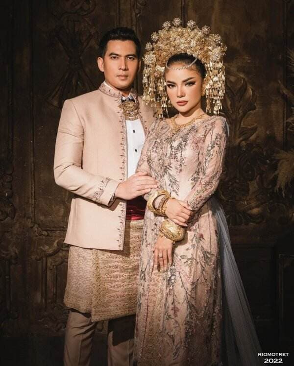 Foto Prewedding Ridho Ilahi dan Dinar Candy Kenakan Pakaian Adat Minang, Siap Menikah? Foto Prewedding Ridho Ilahi dan Dinar Candy Kenakan Pakaian Adat Minang, Siap Menikah?