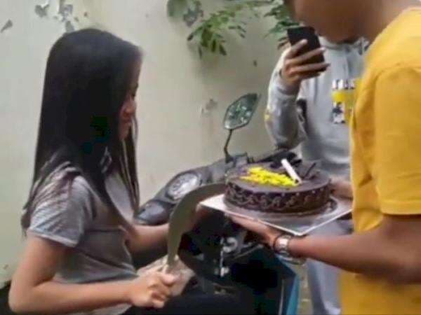 Viral! Pacar dari Anggota Klitih Potong Kue Pakai Celurit, Netizen: Ngeri Amat! Viral! Pacar dari Anggota Klitih Potong Kue Pakai Celurit, Netizen: Ngeri Amat!