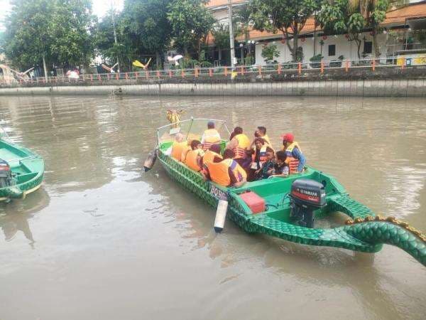 Wisata di Surabaya Ini Mirip Kota Amsterdam, Menyusuri Sungai Kalimas dengan Perahu Naga Cukup Bayar Rp4 Ribu Wisata di Surabaya Ini Mirip Kota Amsterdam, Menyusuri Sungai Kalimas dengan Perahu Naga Cukup Bayar Rp4 Ribu