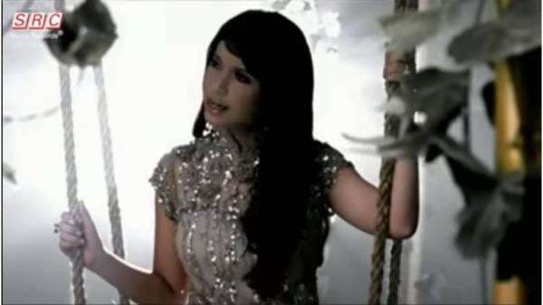 Chord Gitar dan Lirik Lagu Takkan Berpaling DariMu - Rossa Chord Gitar dan Lirik Lagu Takkan Berpaling DariMu - Rossa