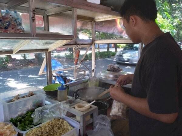 Ngalahin Gaji PNS, Pemuda Ini Jualan Seblak Pakai Tenda Omzetnya Rp9 Juta Sehari