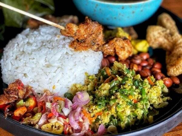 12 Makanan Khas Bali yang Terkenal Enak, Wajib Dicoba! 12 Makanan Khas Bali yang Terkenal Enak, Wajib Dicoba!