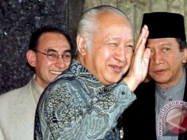 Ngeri! Wartawan Dilempar dari Pesawat Usai Menulis Berita Soal Soeharto Mundur, Benarkah? Ngeri! Wartawan Dilempar dari Pesawat Usai Menulis Berita Soal Soeharto Mundur, Benarkah?