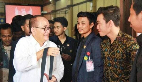 Gegera Upload Foto Anies Baswedan Pakai Baju Adat Papua, Ruhut Sitompul Kini Dipolisikan!