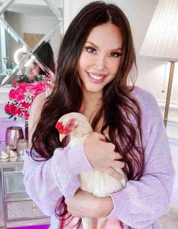 Mengenal Chiki, Ayam Kampung Peliharaan Chef Vindy Lee yang Hidup Mewah Mengenal Chiki, Ayam Kampung Peliharaan Chef Vindy Lee yang Hidup Mewah