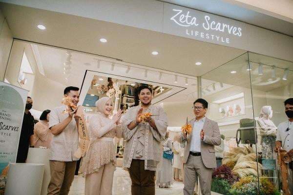 Zeta Scarves Resmi Buka Store di PIM 3, Dihadiri Deretan Artis Zeta Scarves Resmi Buka Store di PIM 3, Dihadiri Deretan Artis