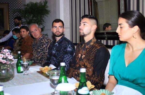 Hadiri Makan Malam, Sandy Walsh dan Jordi Amat Kompak Kenakan Batik Khas Indonesia Hadiri Makan Malam, Sandy Walsh dan Jordi Amat Kompak Kenakan Batik Khas Indonesia