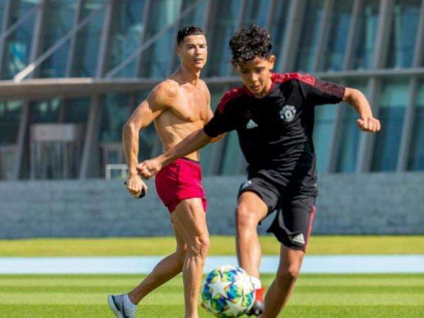 Cristiano Ronaldo dan Anaknya Pamer Tubuh Kekar, Sama-sama Punya Perut Sixpack Cristiano Ronaldo dan Anaknya Pamer Tubuh Kekar, Sama-sama Punya Perut Sixpack