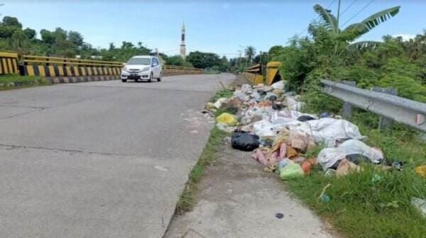 Jorok, Sampah Warga Berserakan di Pinggir Jalan Poros Desa Cilellang