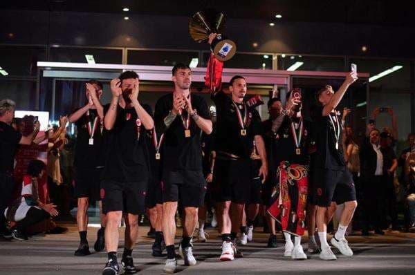 AC Milan Terancam Sanksi Akibat Ledek Inter Milan saat Parade Juara Liga Italia AC Milan Terancam Sanksi Akibat Ledek Inter Milan saat Parade Juara Liga Italia