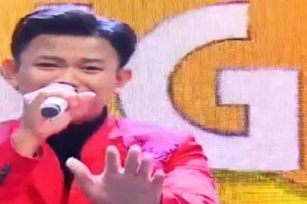 Jika Berhasil Putar Revolving Stage, Kontestan Rising Star Dangdut Ini Bernazar Ingin Gendong Dewan Juri Jika Berhasil Putar Revolving Stage, Kontestan Rising Star Dangdut Ini Bernazar Ingin Gendong Dewan Juri