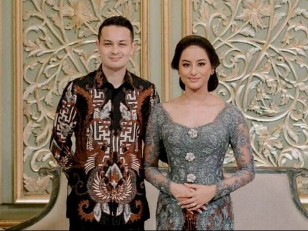 Gantengnya Tavan Dutton Pakai Batik Pacar Amanda Khairunnisa Adik Maudy Ayunda