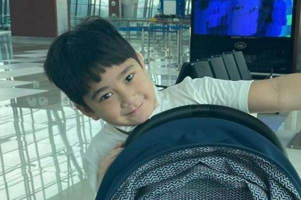 Rafathar Nangis Gak Mau Ikut ke Italia, Netizen: Tukeran Sama Aku Yuk! Rafathar Nangis Gak Mau Ikut ke Italia, Netizen: Tukeran Sama Aku Yuk!