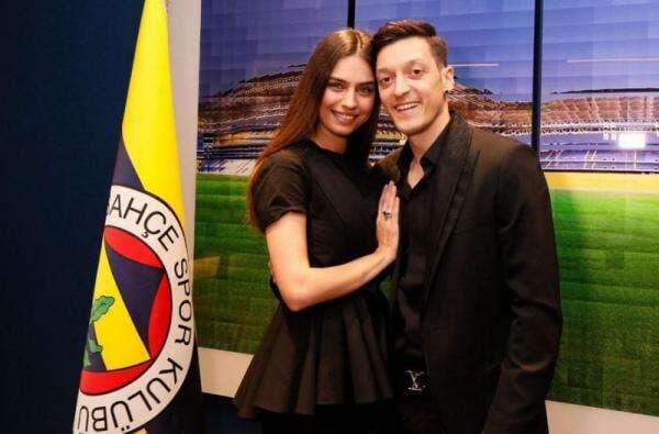 Yuk Intip Biodata dan Agama Amine Gulse, Istri Mesut Ozil Mantan Miss Turki Yuk Intip Biodata dan Agama Amine Gulse, Istri Mesut Ozil Mantan Miss Turki