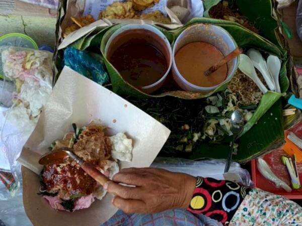 Bukan Cuma Madiun, Cirebon Juga Punya Nasi Pecel Tapi Sambalnya Bikin 'Beda'! Bukan Cuma Madiun, Cirebon Juga Punya Nasi Pecel Tapi Sambalnya Bikin 'Beda'!