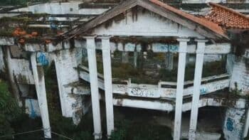 4 Rumah Bekas Pesugihan di Indonesia yang Pernah Viral, Terbengkalai hingga Jadi Sarang Ular 4 Rumah Bekas Pesugihan di Indonesia yang Pernah Viral, Terbengkalai hingga Jadi Sarang Ular