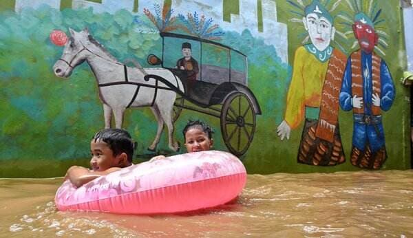 27 RT di Kampung Melayu Jakarta Terendam Banjir hingga 1,7 Meter