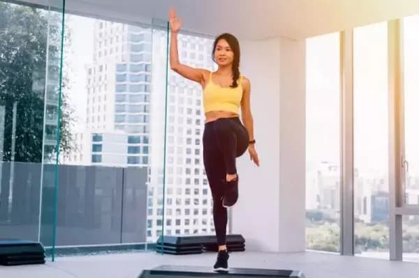 7 Gerakan Dasar Senam Aerobik, Tahapan, dan Langkah Lengkap 7 Gerakan Dasar Senam Aerobik, Tahapan, dan Langkah Lengkap