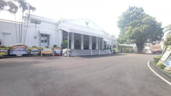 Rumah Dinas Ridwan Kamil Semakin Dibanjiri Karangan Bunga, Pengajian akan Digelar sampai Sepekan ke Depan