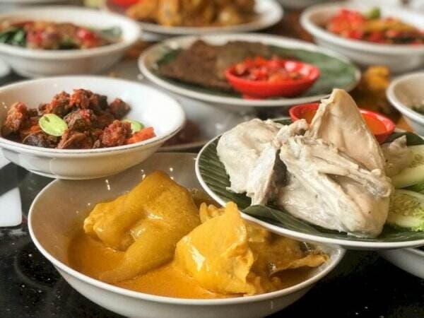 5 Rumah Makan Padang Terdekat yang Terkenal Enak di Indonesia 5 Rumah Makan Padang Terdekat yang Terkenal Enak di Indonesia