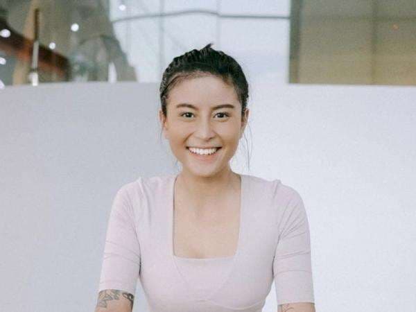 Sindir Pihak yang Kontra dengan Rendang Babi, Awkarin: Gak Makan Babi, Tapi Mabok, Zina, Judi, Open BO Sindir Pihak yang Kontra dengan Rendang Babi, Awkarin: Gak Makan Babi, Tapi Mabok, Zina, Judi, Open BO