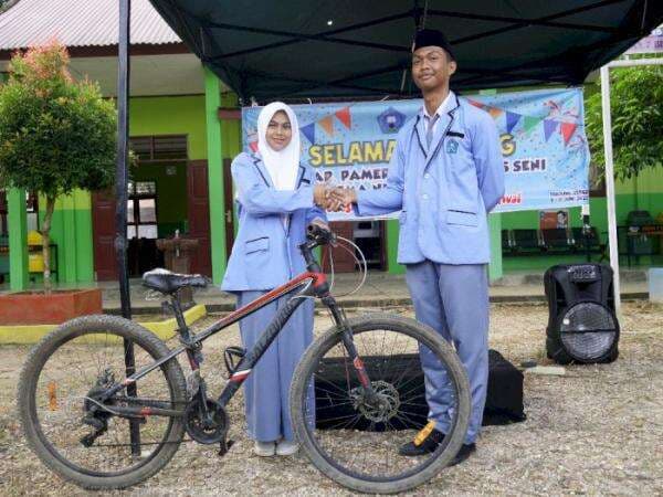 Viral! Siswa SMA Suaranya Mirip Jokowi, Ternyata Anak Sopir yang Bermimpi Menjadi Presiden Viral! Siswa SMA Suaranya Mirip Jokowi, Ternyata Anak Sopir yang Bermimpi Menjadi Presiden