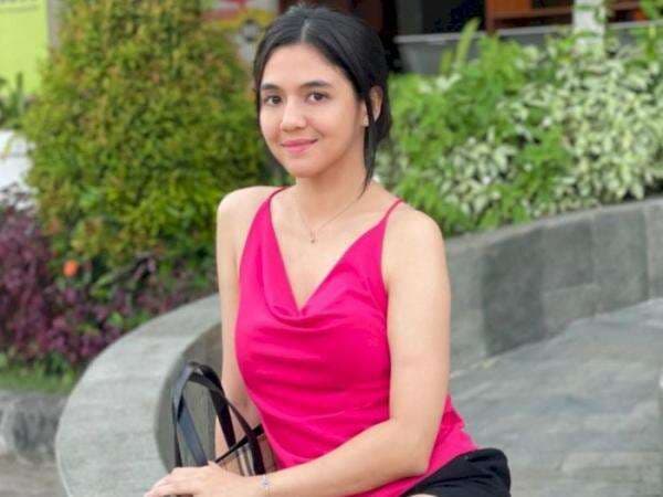 DJ Una Pakai Hot Pants Pink di Pantai, Sumpah Cantiknya Membara! DJ Una Pakai Hot Pants Pink di Pantai, Sumpah Cantiknya Membara!