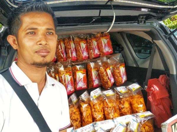 Wow! Cuma Jualan Keripik Pedas Pria Ini Sukses Beli Mobil, Cuannya Berapa? Wow! Cuma Jualan Keripik Pedas Pria Ini Sukses Beli Mobil, Cuannya Berapa?