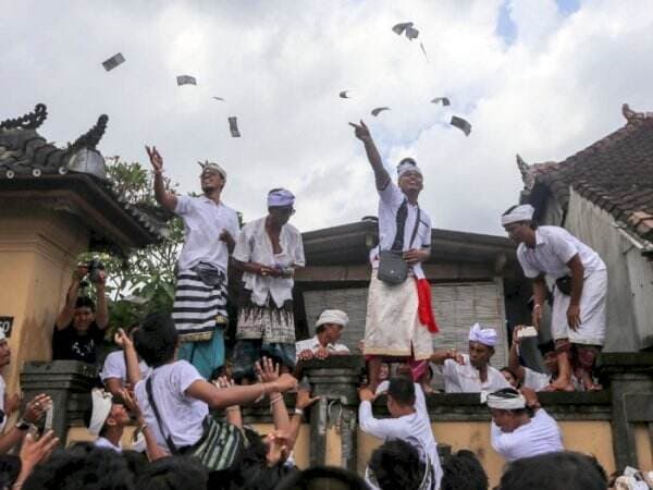 Bali Punya Tradisi Buang-buang Duit, Biasanya Dilakukan Saat Hari Besar Ini!