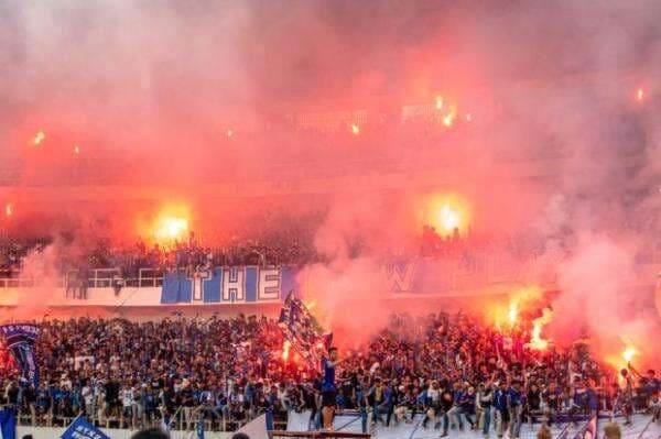 Tragedi Suporter Sepak Bola Indonesia: Tewas Terinjak-injak sampai Meninggal Dikeroyok di Stadion Tragedi Suporter Sepak Bola Indonesia: Tewas Terinjak-injak sampai Meninggal Dikeroyok di Stadion