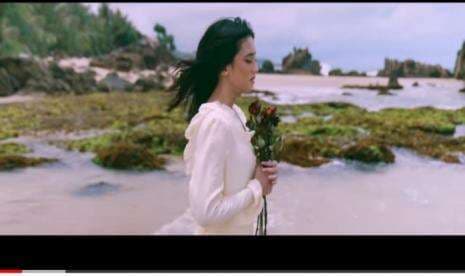 Lirik lagu `Tak Ingin Usai` Karya Keisya Levronka Lirik lagu `Tak Ingin Usai` Karya Keisya Levronka