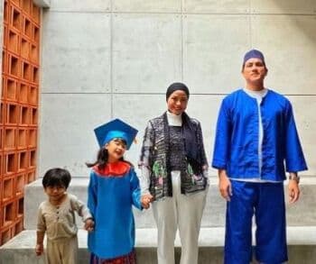7 Potret Gaya Artis Temani Anak Wisuda, Ada yang Pakai Baju Adat Betawi! 7 Potret Gaya Artis Temani Anak Wisuda, Ada yang Pakai Baju Adat Betawi!