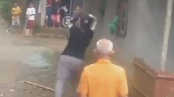 Viral Video Wanita Ngamuk karena Diduga Kecewa dengan Renovasi Rumah, Cek Faktanya! Viral Video Wanita Ngamuk karena Diduga Kecewa dengan Renovasi Rumah, Cek Faktanya!