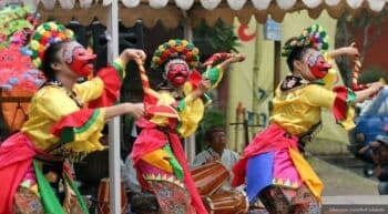 Mengenal Tari Topeng Betawi dan Filosofi Pakaiannya yang Super Unik!