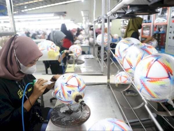 FAKTA! Bola Piala Dunia 2022 Qatar, Ternyata Dibuat Emak-emak Madiun