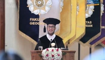 UGM Kukuhkan Profesor Eko Haryono Menjadi Guru Besar untuk Fakultas Geografi UGM Kukuhkan Profesor Eko Haryono Menjadi Guru Besar untuk Fakultas Geografi