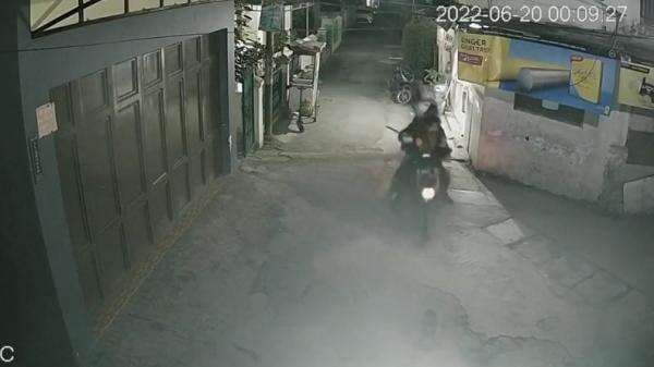 Viral Detik-Detik 3 Perampok Bersenjata Golok Satroni Toko Kelontong di Jatayu Bandung Viral Detik-Detik 3 Perampok Bersenjata Golok Satroni Toko Kelontong di Jatayu Bandung