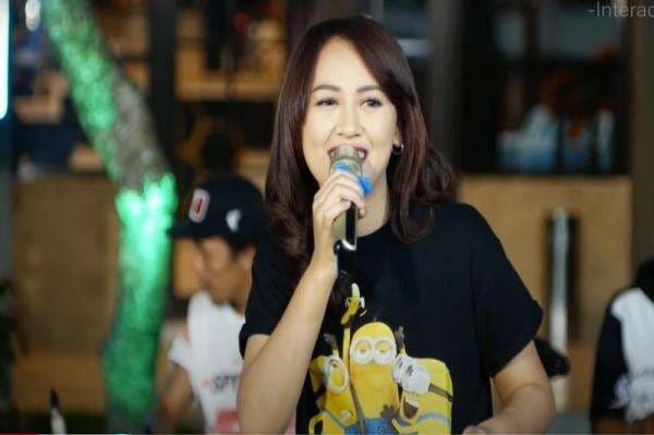 Lirik Lagu Lemah Teles dan Terjemahan oleh Happy Asmara Lirik Lagu Lemah Teles dan Terjemahan oleh Happy Asmara