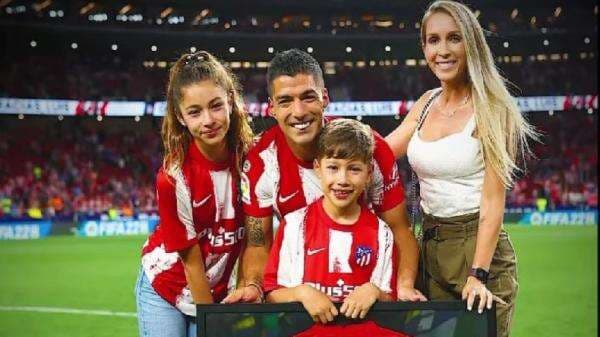 Profil dan Biodata Delfina Suarez, Putri Cantik Luis Suarez yang Sering Muncul di Lapangan Profil dan Biodata Delfina Suarez, Putri Cantik Luis Suarez yang Sering Muncul di Lapangan