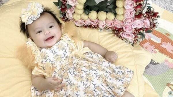 Gemas Baby Ameena Rayakan Usia 4 Bulan Pakai Dress Bunga-Bunga, Netizen: Cantik Banget